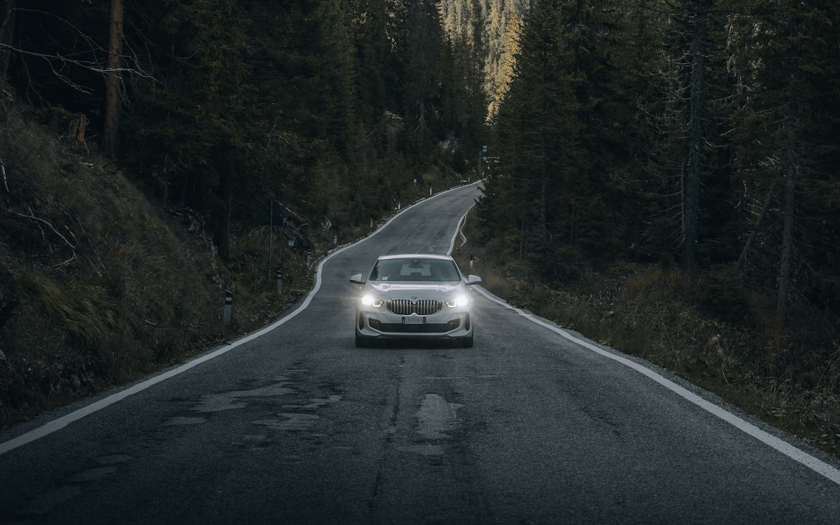 Un’auto percorre una strada tra le Dolomiti